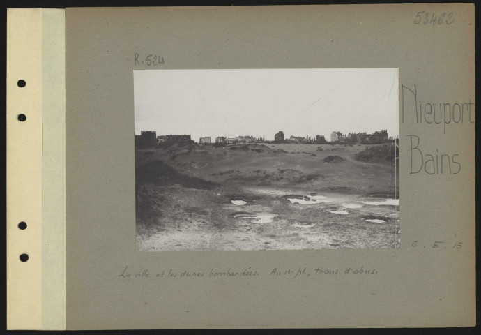 Nieuport-Bains. La ville et les dunes bombardées. Au premier plan, trous d'obus