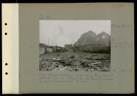 Aniche (Compagnie des mines d'). Entre Wazier et Douai. Usines de la fosse Gayant détruites par les Allemands. Les tours à charbon et pont menant aux lavoirs