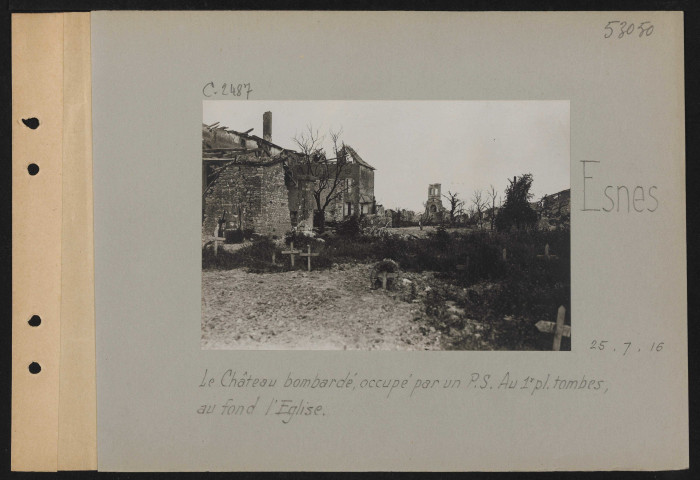 Esnes. Le château bombardé, occupé par un PS. Au premier plan, tombes ; au fond, l'église