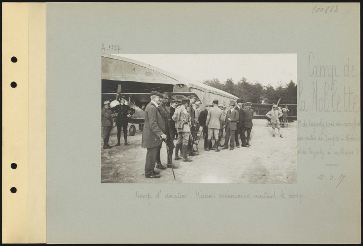 Camp de la Noblette (est de Cuperly, près du carrefour des routes de Suippes à Châlons et de Cuperly à La Cheppe). Camp d'aviation. Mission américaine visitant le camp