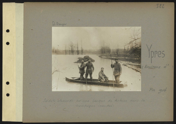 Ypres (environs d'). Soldats allemands sur une barque de fortune dans la campagne inondée