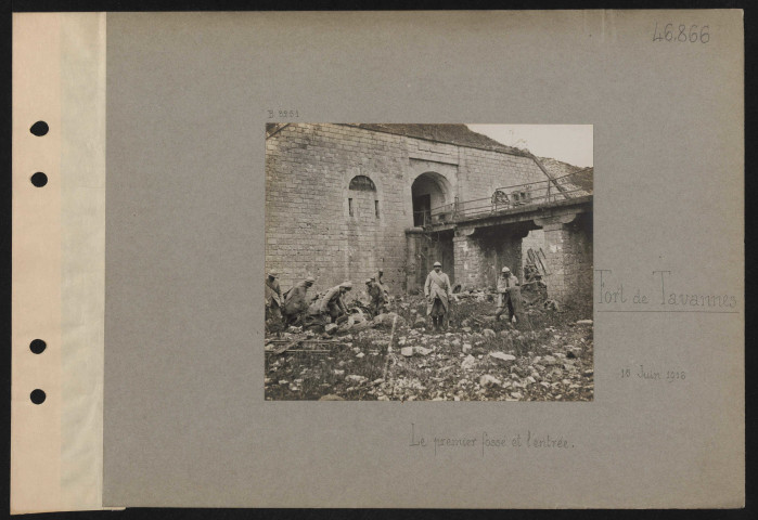 Fort de Tavannes. Le premier fossé et l'entrée