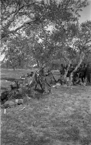 Les troupes au repos avec Spura, commissaire politique d'une compagnie du 1er bataillon de la XIIIe brigade