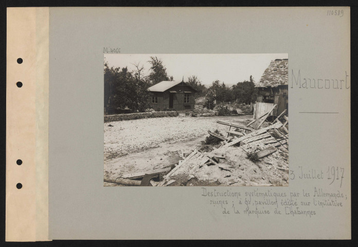 Maucourt. Destructions systématiques par les Allemands ; ruines ; à gauche, pavillon édifié sur l'initiative de la marquise de Chabannes