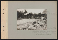 Maucourt. Destructions systématiques par les Allemands ; ruines ; à gauche, pavillon édifié sur l'initiative de la marquise de Chabannes