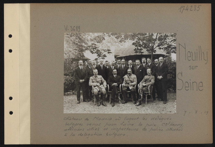 Neuilly-sur-Seine. Château de Madrid où logent les délégués bulgares venus pour faire la paix. Colonel Henry, officiers alliés et inspecteurs de police attachés à la délégation bulgare