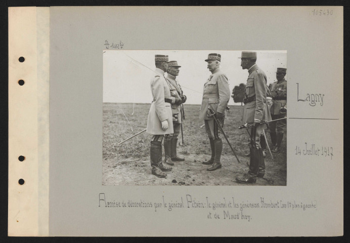 Lagny. Remise de décorations par le général Pétain : le général et les généraux Humbert [au premier plan à gauche] et de Maud'huy