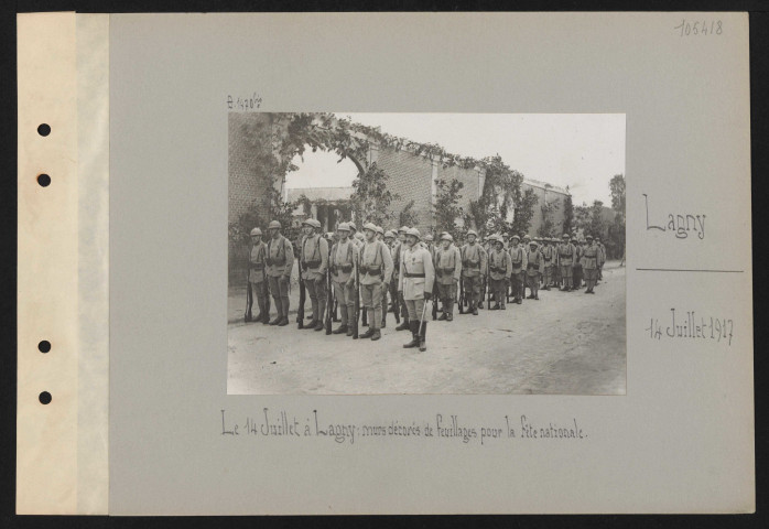 Lagny. Le 14 juillet à Lagny : murs décorés de feuillages pour la fête nationale