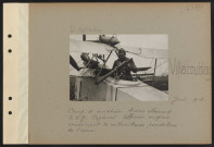 Villacoublay. Camp d'aviation. Avion allemand L.V.G. capturé. Officier anglais examinant la mitrailleuse parabellum de l'avion
