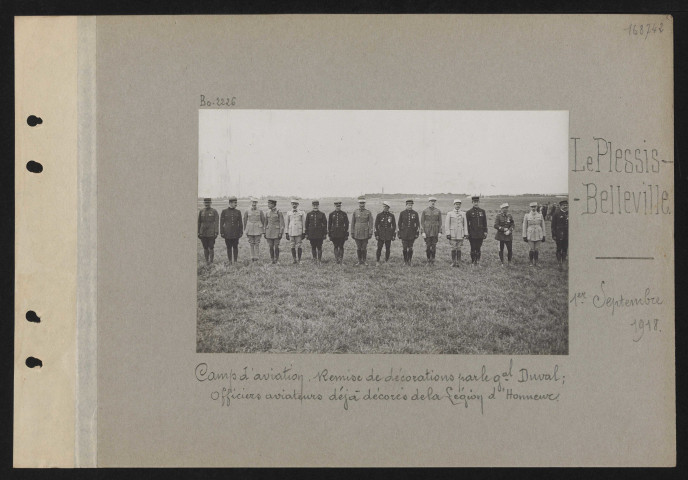 Le Plessis-Belleville. Camp d'aviation. Remise de décorations par le général Duval ; officiers aviateurs déjà décorés de la Légion d'honneur