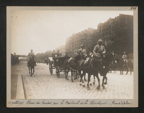 Revue des troupes par le président de la République (place de la Nation)