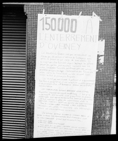 Arthur Miller faisant ses courses. Au marché de Buci, distribution du numéro de « Rouge » portant sur l'assassinat de Pierre Overney