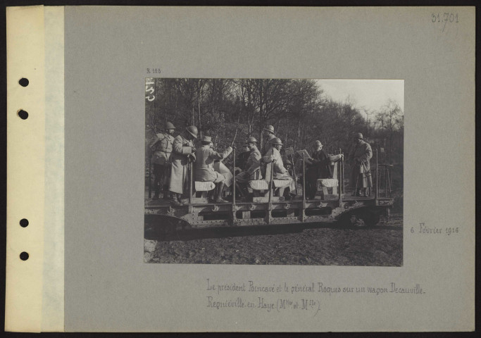 Regniéville-en-Haye (Meurthe-et-Moselle). Le président Poincaré et le général Roques sur un wagon Decauville
