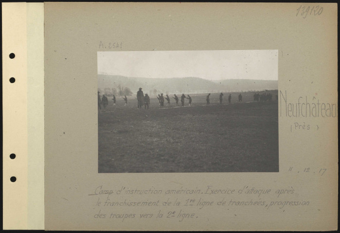 Neufchâteau (près). Camp d'instruction américain. Exercice d'attaque après le franchissement de la première ligne de tranchées, progression des troupes vers la deuxième ligne