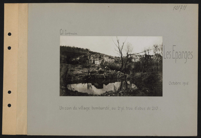 Les Éparges. Un coin du village bombardé ; au premier plan, trou d'obus de 210