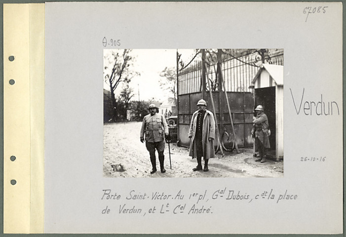 Verdun. Porte Saint-Victor. Au premier plan, général Dubois, commandant la place de Verdun, et lieutenant-colonel André