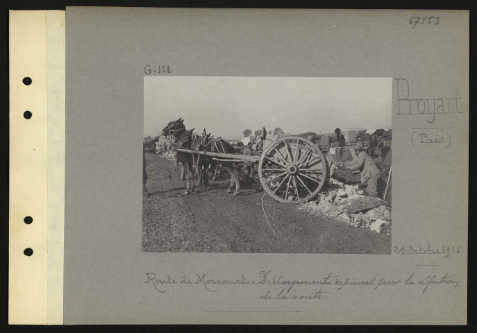 Proyart (près). Route de Morcourt : déchargement de pierres pour la réfection de la route