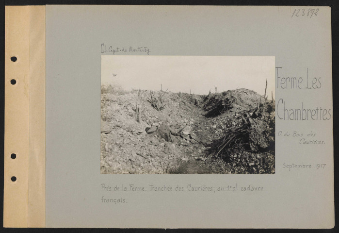 Ferme Les Chambrettes (ouest du Bois des Caurières). Près de la ferme. Tranchée des Caurières ; au premier plan, cadavre français