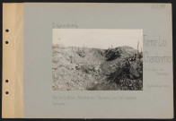 Ferme Les Chambrettes (ouest du Bois des Caurières). Près de la ferme. Tranchée des Caurières ; au premier plan, cadavre français