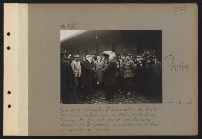 Paris. Gare de la Chapelle. Inauguration du train sanitaire offert par les États-Unis à la France. M. Bennett lisant un discours devant M. J. Godard sous-secrétaire d'État au service de santé