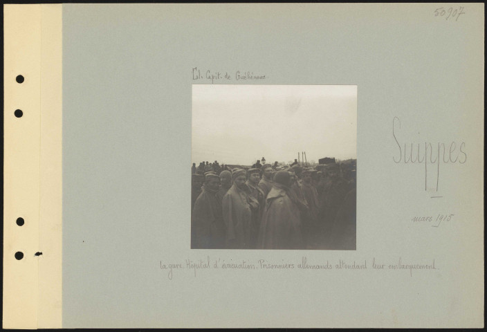 Suippes. La gare. Hôpital d'évacuation. Prisonniers allemands attendant leur embarquement