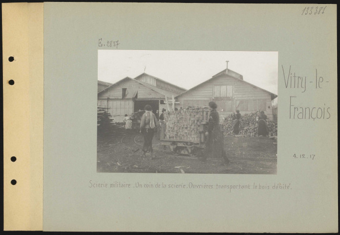 Vitry-le-François. Scierie militaire. Un coin de la scierie. Ouvrières transportant le bois débité