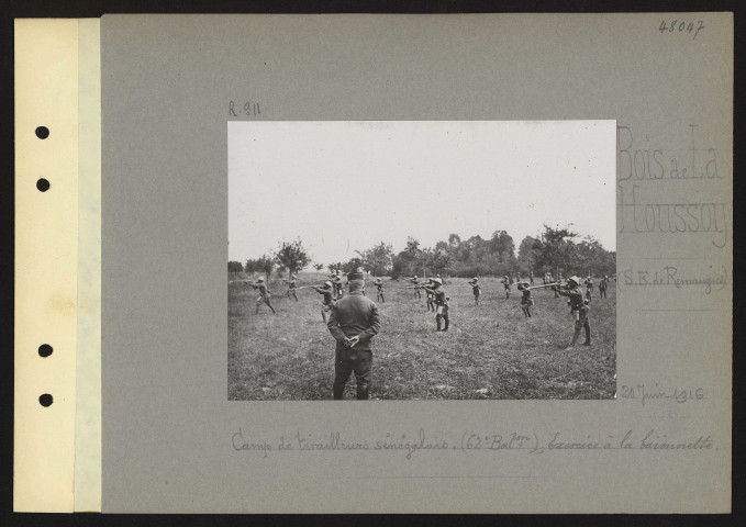 Bois de la Houssoy (sud-est de Remaugies). Camp de tirailleurs sénégalais. (62e bataillon) ; exercice à la baïonnette