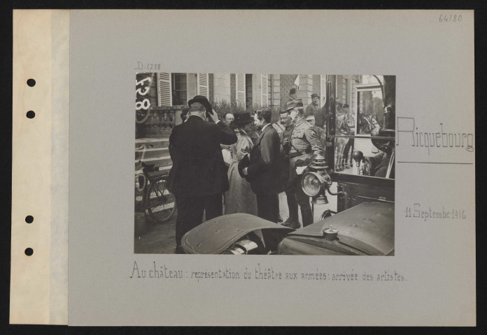Ricquebourg. Au château : représentation du théâtre aux armées : arrivée des artistes