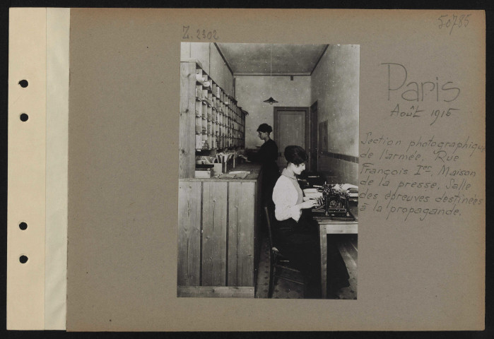 Paris. Section photographique de l'armée. Rue François Ier. Maison de la presse. Salle des épreuves destinées à la propagande
