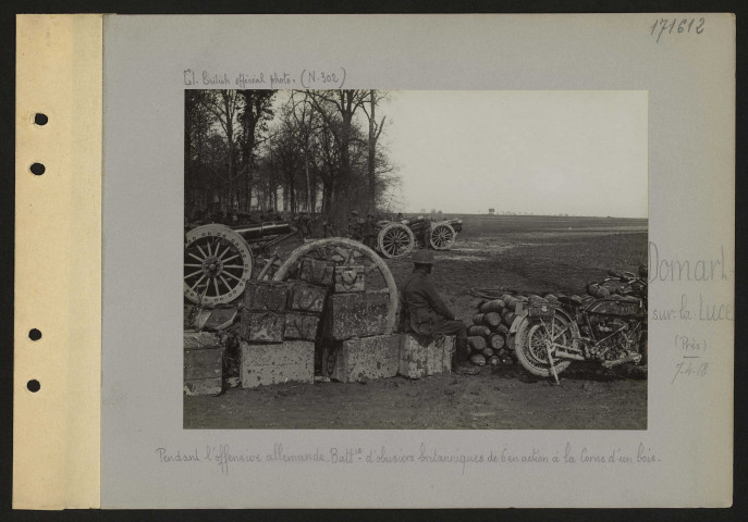 Domart-sur-la-Luce (près). Pendant l'offensive allemande. Batterie d'obusiers britanniques de 6 en action à la corne d'un bois