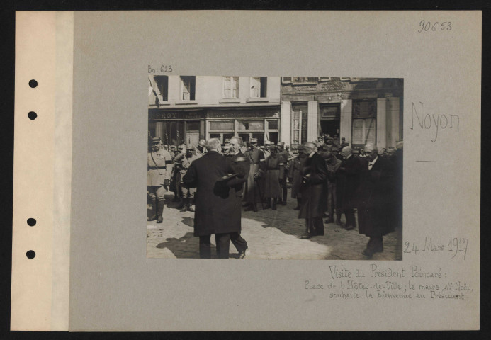 Noyon. Visite du président Poincaré : place de l'hôtel de ville ; le maire, M. Noël, souhaite la bienvenue au président