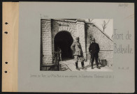 Fort de Belleville. L'entrée du fort. Le commandant du fort et son adjoint, le capitaine Delomel (à droite)