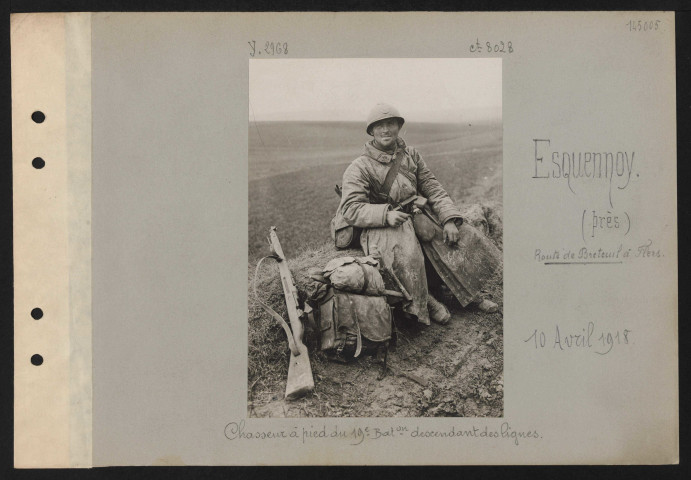 Esquennoy (près) (route de Breteuil à Flers). Chasseur à pied du 19e bataillon descendant des lignes
