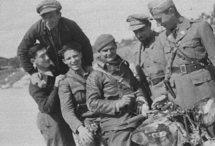 Brigadistes à Mequinenza: complètement à droite, Gabriel Ersler, debout à côté de Ersler Matafia Scheinbergas, médecin lituanien, assis sur la moto au milieu, Olek Nuss, jeune poète polonais, debout derrière un Juif polonais non identifié appartenants aux services secrets de la brigade