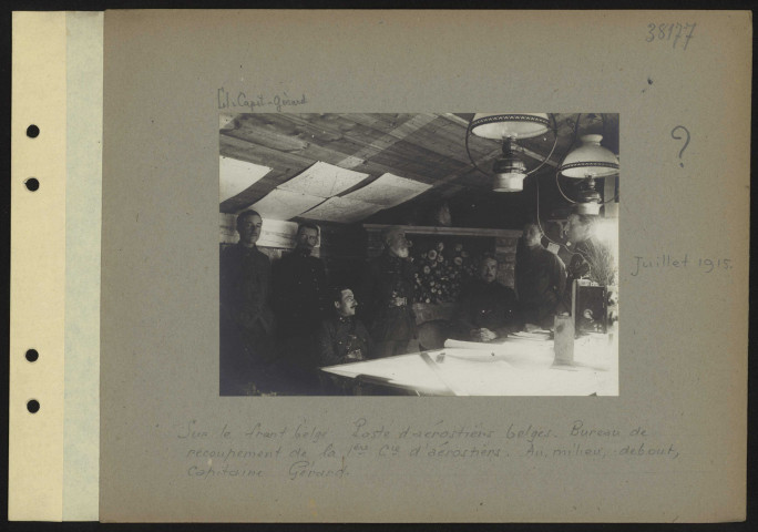 S.l. Sur le front belge. Poste d'aérostiers belges. Bureau de recoupement de la première compagnie d'aérostiers. Au milieu, debout, capitaine Gérard