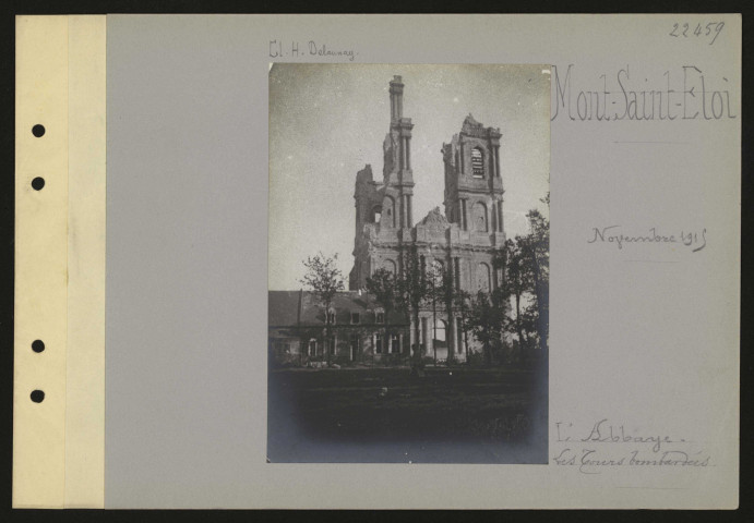 Mont-Saint-Éloi. L'abbaye. Les tours bombardées