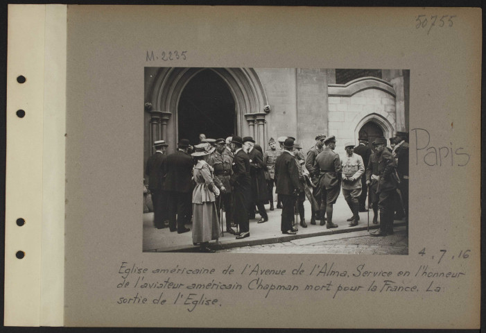 Paris. Eglise américaine de l'avenue de l'Alma. Service en l'honneur de l'aviateur américain Chapman mort pour la France. La sortie de l'église