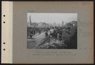 Brabant-sur-Meuse. La rue principale bombardée. Soldats américains réparant la route