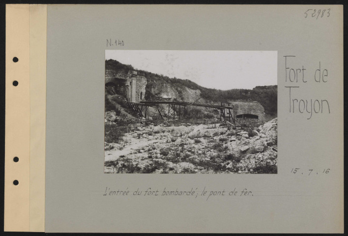 Fort de Troyon. L'entrée du fort bombardé ; le pont de fer