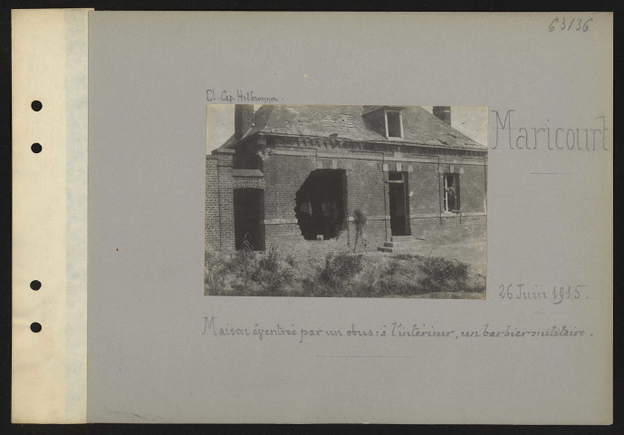 Maricourt. Maison éventrée par un obus : à l'intérieur, un barbier militaire