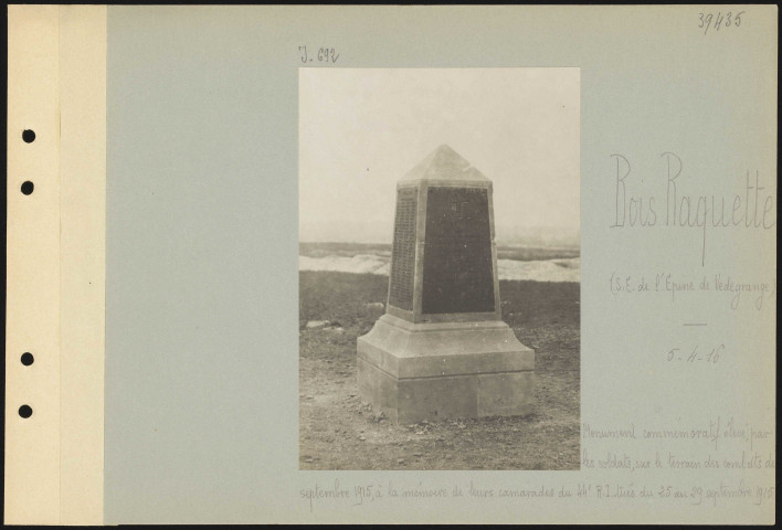 Bois Raquette (sud-est de l'Épine de Vedegrange). Monument commémoratif élevé, par les soldats, sur le terrain des combats de septembre 1915, à la mémoire de leurs camarades du 44e régiment d'infanterie, tués du 25 au 29 septembre 1915