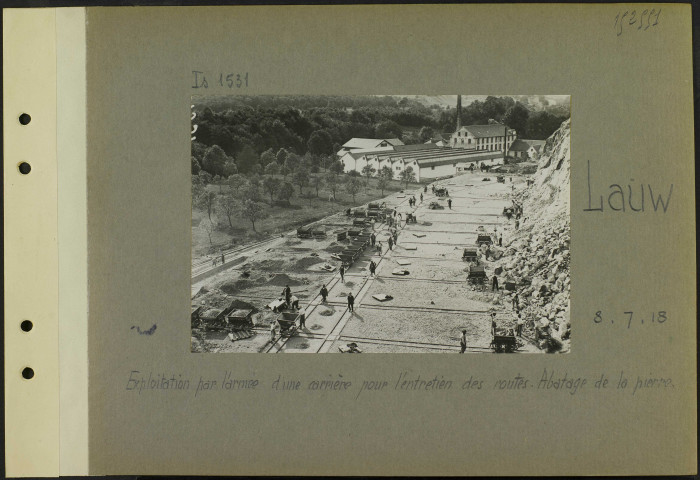 Lauw. Exploitation par l'armée d'une carrière pour l'entretien des routes. Abattage de la pierre