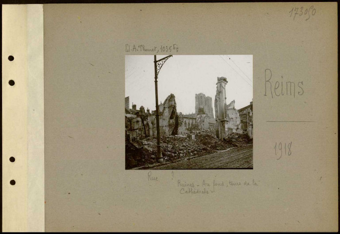 Reims. Rue ? Ruines. Au fond, tours de la cathédrale