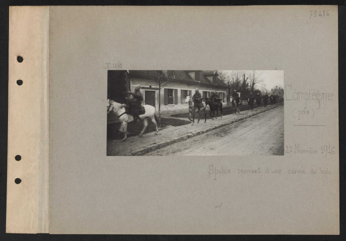 Compiègne (près). Spahis revenant d'une corvée de bois