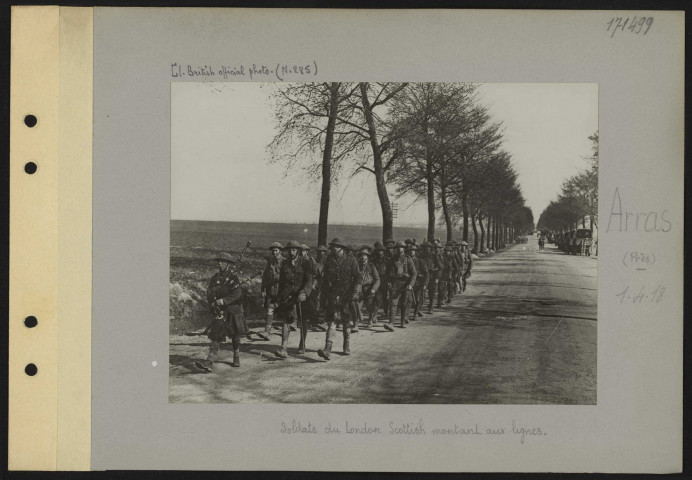 Arras (près). Soldats du London Scottish montant aux lignes