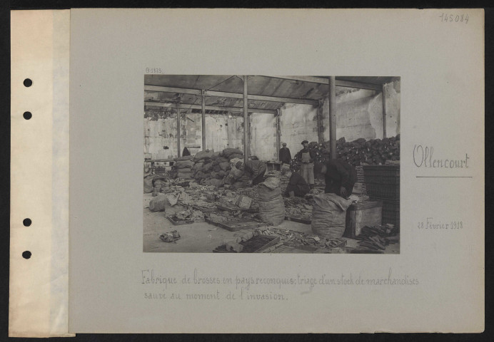 Ollencourt. Fabrique de brosses en pays reconquis : triage d'un stock de marchandises sauvé au moment de l'invasion