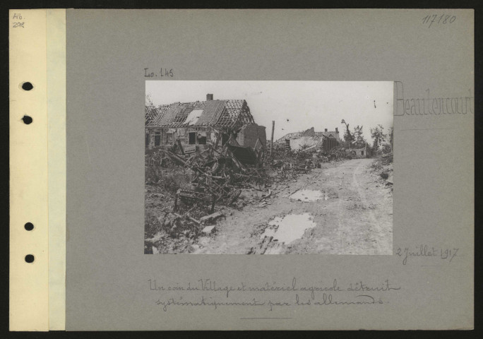 Beaulencourt. Un coin du village et matériel agricole détruit systématiquement par les Allemands