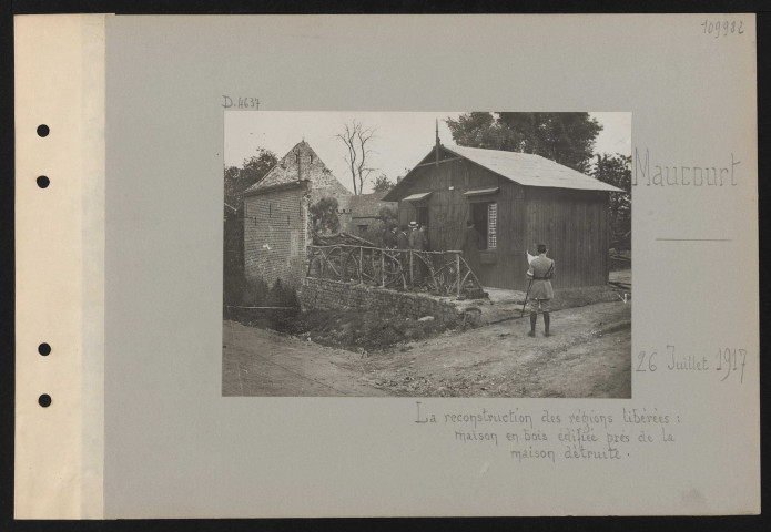 Maucourt. La reconstruction des régions libérées : maison en bois édifiée près de la maison détruite