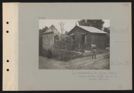 Maucourt. La reconstruction des régions libérées : maison en bois édifiée près de la maison détruite