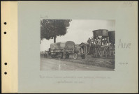 Auve. Poste d'eau. Camion automobile avec tonneau, remorque au ravitaillement en eau